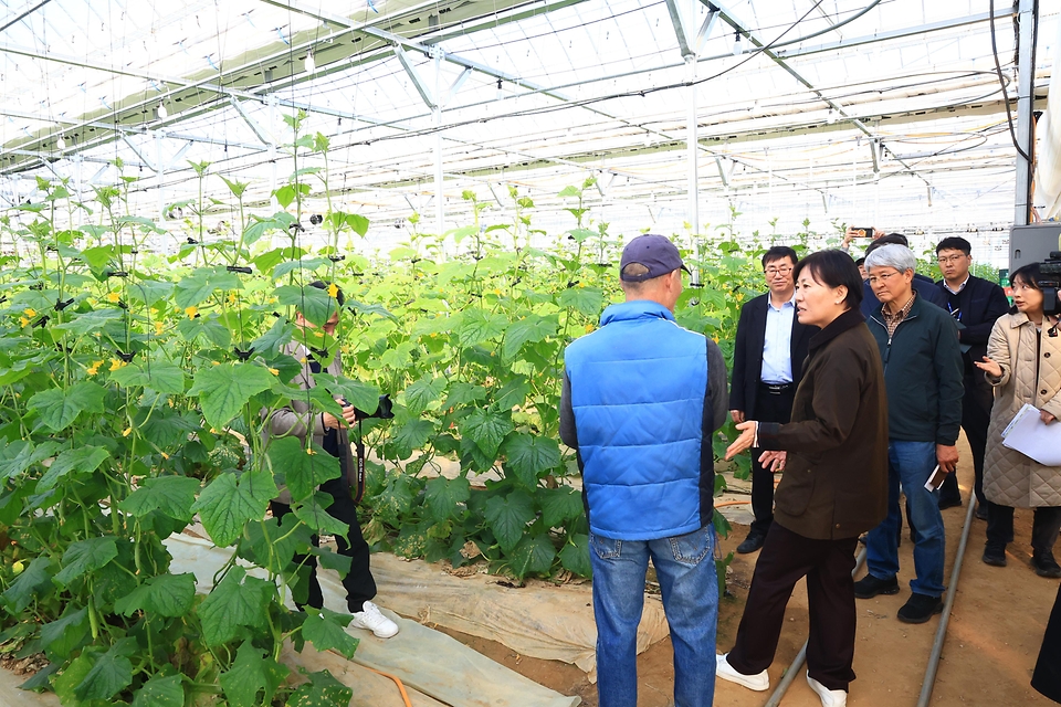 송미령 농림축산식품부 장관이 3월 19일 경기도 평택에 위치한 농협 알뜰주유소를 방문해 면세유 사용 현장 및 봄철 주요 시설 과채류 생육상황도 점검하고 있다.