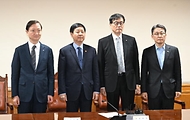 구윤철 부총리 겸 재정경제부 장관이 3월 19일 서울 중구 은행연합회에서 열린 확대 거시경제금융회의 시작에 앞서 기념사진을 찍고 있다.