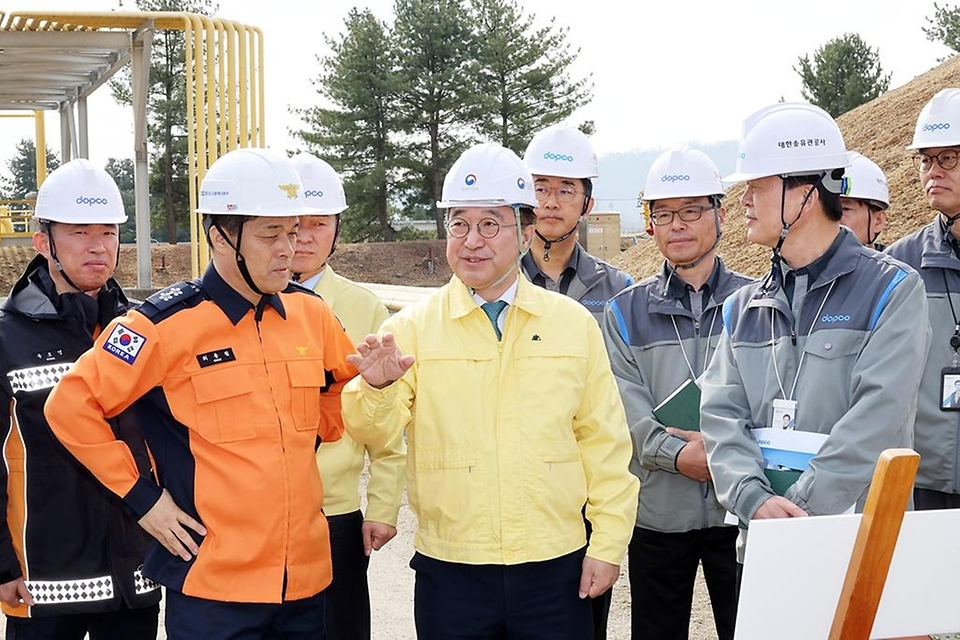윤호중 행정안전부 장관이 3월 20일 대한송유공사(경인지사)를 방문해 국가 핵심 에너지 공급량인 송유관 시설의 안전관리 실태와 비상대응체제를 점검하고 있다.