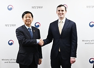 구윤철 부총리 겸 재정경제부 장관이 3월 19일 서울 종로구 정부서울청사에서 댄 카츠 IMF 수석 부총재와  면담에 앞서 악수하며 기념사진을 찍고 있다.