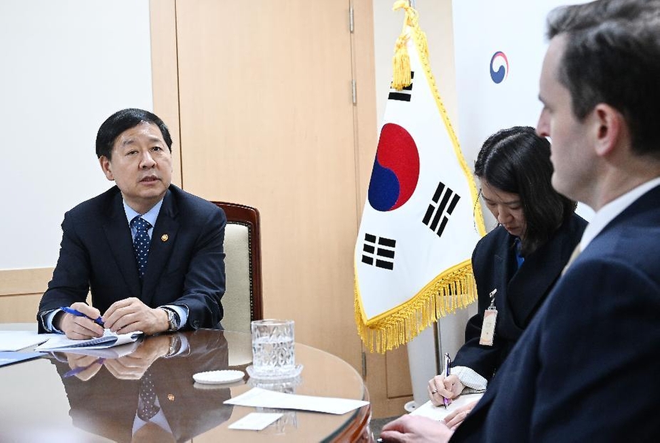 구윤철 부총리 겸 재정경제부 장관이 3월 19일 서울 종로구 정부서울청사에서 댄 카츠 IMF 수석 부총재와 면담을 하고 있다.