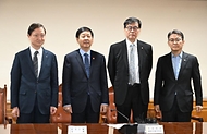 구윤철 부총리 겸 재정경제부 장관이 3월 19일 서울 중구 은행연합회에서 열린 확대 거시경제금융회의 시작에 앞서 기념사진을 찍고 있다.