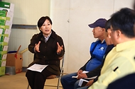 송미령 농림축산식품부 장관이 3월 19일 경기도 평택에 위치한 농협 알뜰주유소를 방문해 면세유 사용 현장 및 봄철 주요 시설 과채류 생육상황도 점검하고 있다.
