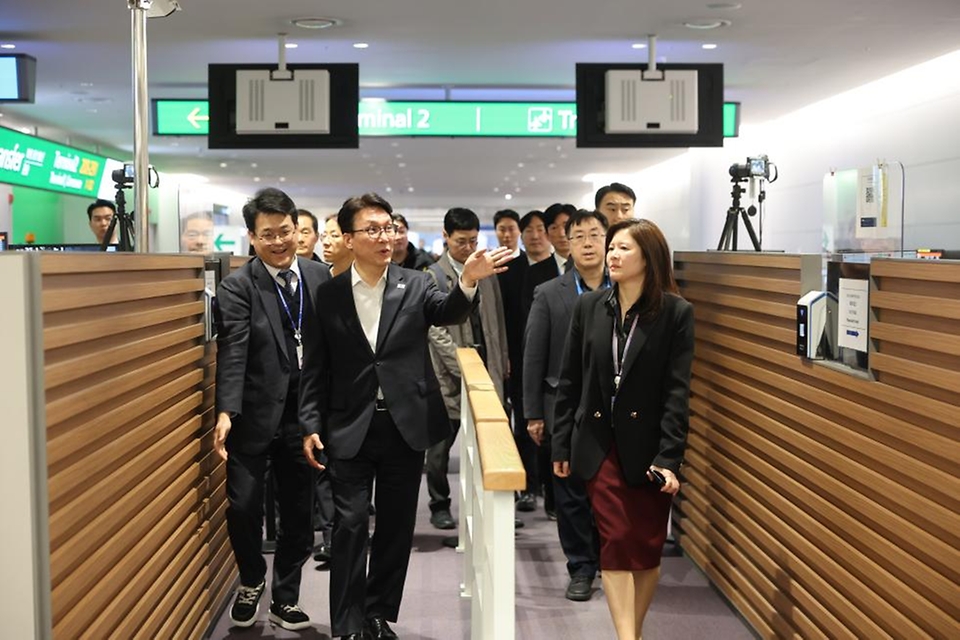김민석 국무총리가 미국·스위스 순방을 마치고 3월 19일 인천공항을 통해 귀국한 뒤 입국장 안전관리 상황을 점검하고 있다.