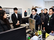 김정관 산업통상부 장관이 3월 19일 범부처 합동점검단과 함께 서울 송파구에 있는 정유사 직영 주유소를 불시에 방문하여 가격, 유통, 품질 등에 불법행위가 있는지 집중적으로 점검하고 있다.