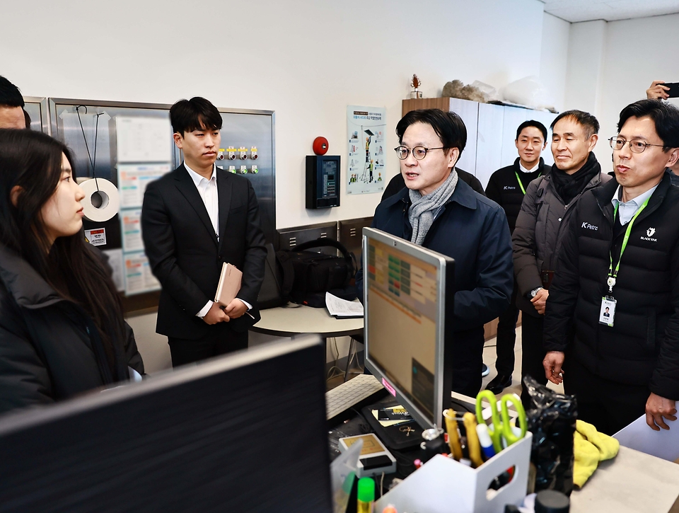 김정관 산업통상부 장관이 3월 19일 범부처 합동점검단과 함께 서울 송파구에 있는 정유사 직영 주유소를 불시에 방문하여 가격, 유통, 품질 등에 불법행위가 있는지 집중적으로 점검하고 있다.