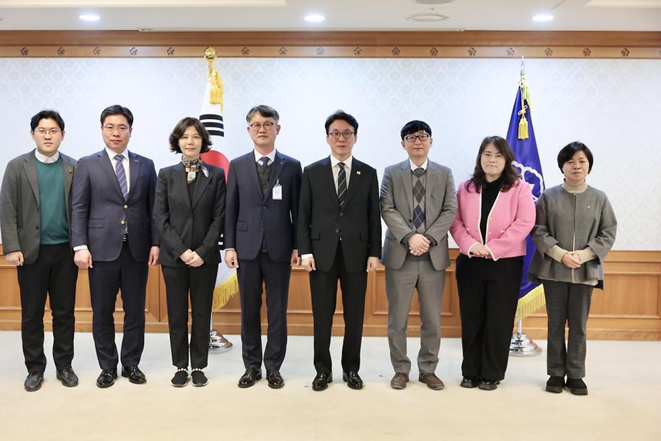 김민석 국무총리가 3월 20일 세종대로 정부서울청사에서 신임 초대형산불 피해지원 및 재건위원회 위원들에게 위촉장을 전달하고 있다.