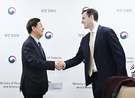 구윤철 부총리 겸 재정경제부 장관이 3월 19일 서울 종로구 정부서울청사에서 댄 카츠 IMF 수석 부총재와 면담에 앞서 악수하며 인사하고 있다.