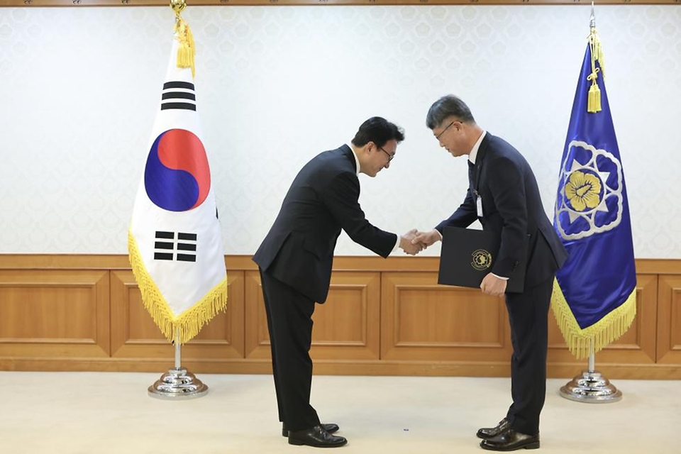 김민석 국무총리가 3월 20일 세종대로 정부서울청사에서 신임 초대형산불 피해지원 및 재건위원회 위원들에게 위촉장을 전달하고 있다.