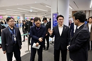 김민석 국무총리가 미국·스위스 순방을 마치고 3월 19일 인천공항을 통해 귀국한 뒤 입국장 안전관리 상황을 점검하고 있다.