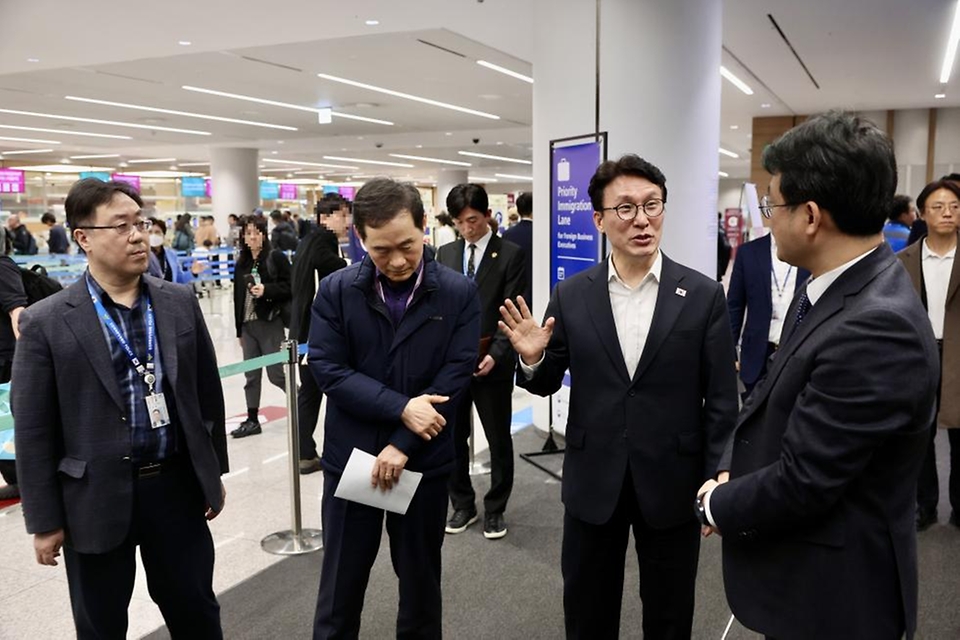 김민석 국무총리가 미국·스위스 순방을 마치고 3월 19일 인천공항을 통해 귀국한 뒤 입국장 안전관리 상황을 점검하고 있다.