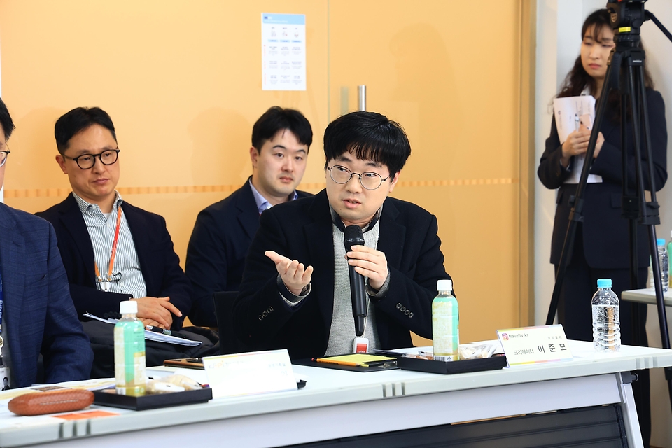 송미령 농림축산식품부 장관이 3월 19일 한국관광공사 서울센터에서 전 세계인이 가장 사랑하는 한식 메뉴인 치킨을 필두로, 전국의 다양한 닭요리와 지역의 다양한 관광 자원을 결합한 'K-치킨벨트(K-미식벨트)' 구축 계획을 발표하고 있다.