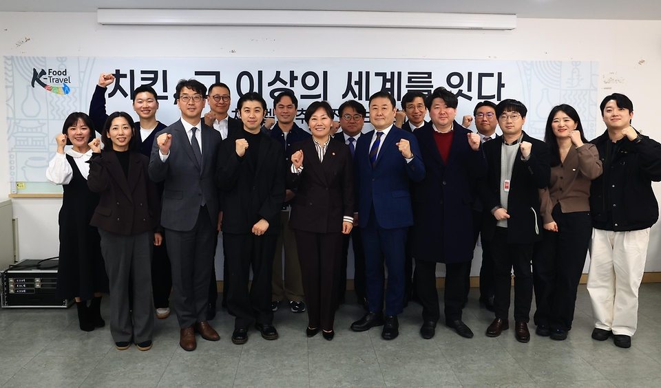 송미령 농림축산식품부 장관이 3월 19일 한국관광공사 서울센터에서 전 세계인이 가장 사랑하는 한식 메뉴인 치킨을 필두로, 전국의 다양한 닭요리와 지역의 다양한 관광 자원을 결합한 'K-치킨벨트(K-미식벨트)' 구축 계획을 발표하고 있다.