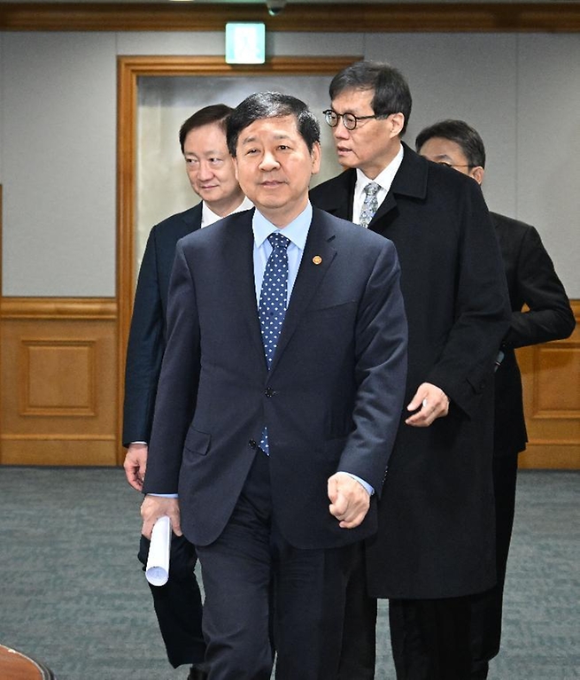 구윤철 부총리 겸 재정경제부 장관이 3월 19일 서울 중구 은행연합회에서 열린 확대 거시경제금융회의를 주재하기 위해 회의장에 입장하고 있다.