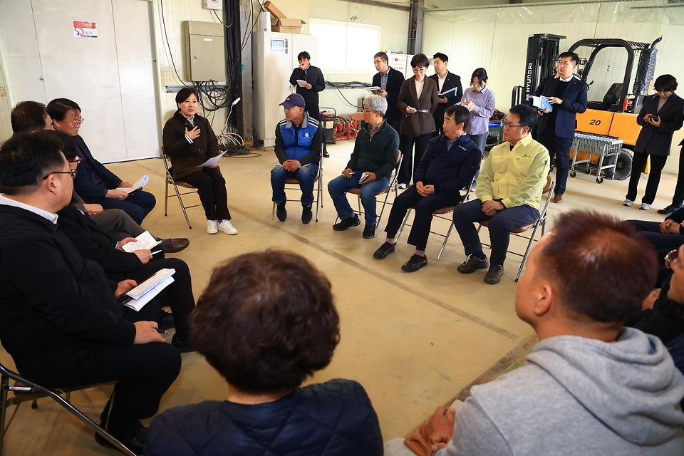 송미령 농림축산식품부 장관이 3월 19일 경기도 평택에 위치한 농협 알뜰주유소를 방문해 면세유 사용 현장 및 봄철 주요 시설 과채류 생육상황도 점검하고 있다.