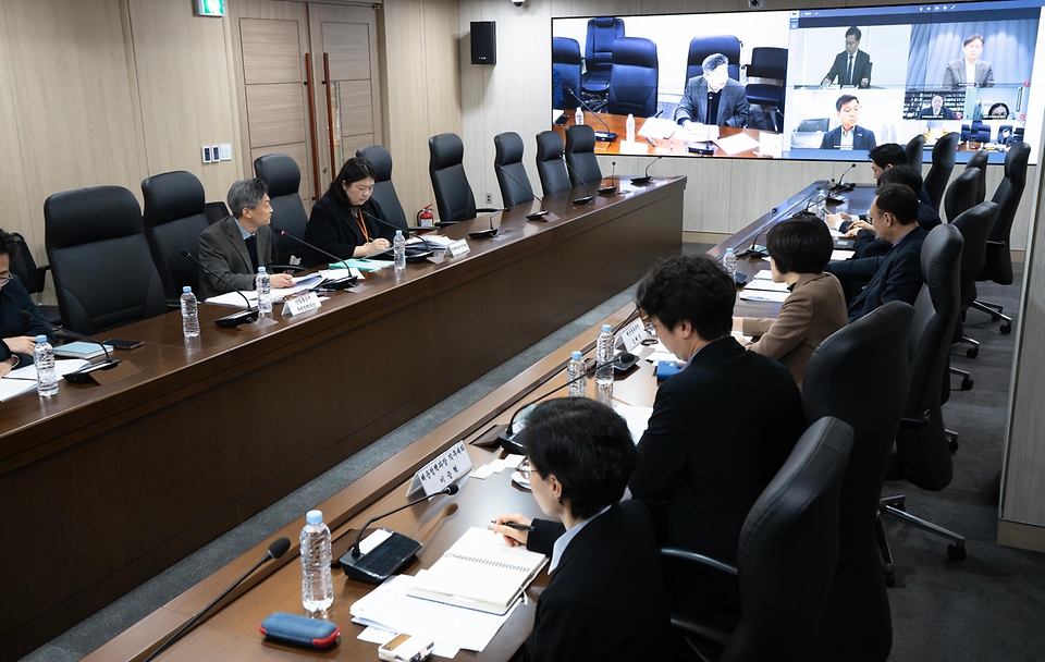 해양수산부 김성범 장관 직무대행이 3월 18일 중동 상황 관련 수출입 물류 점검 회의를 개최하고 있다.