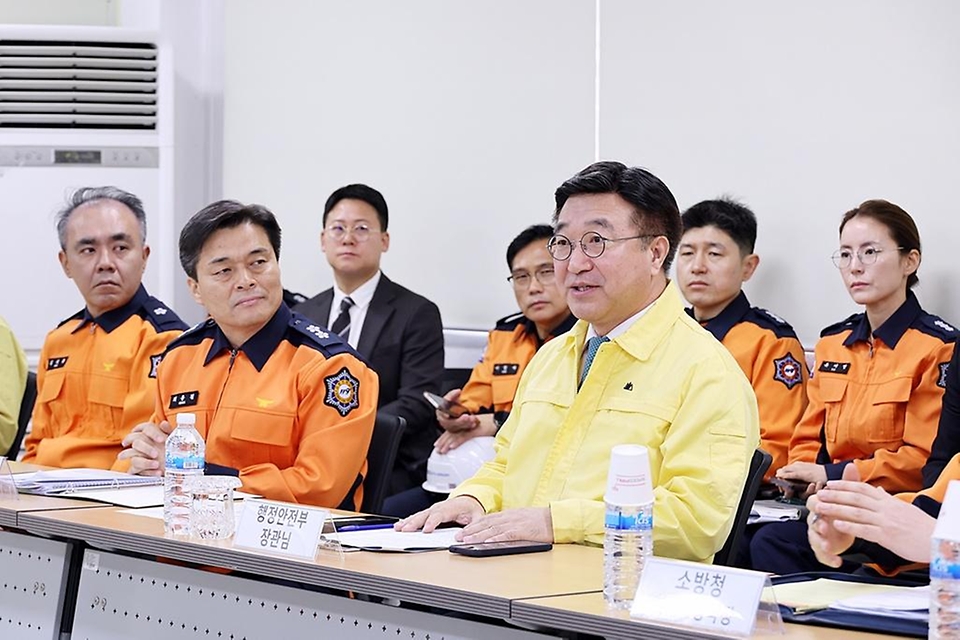 윤호중 행정안전부 장관이 3월 20일 대한송유공사(경인지사)를 방문해 국가 핵심 에너지 공급량인 송유관 시설의 안전관리 실태와 비상대응체제를 점검하고 있다.