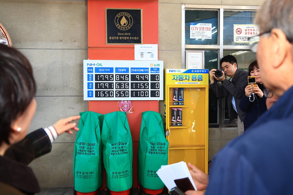 송미령 농림축산식품부 장관이 3월 19일 경기도 평택에 위치한 농협 알뜰주유소를 방문해 면세유 사용 현장 및 봄철 주요 시설 과채류 생육상황도 점검하고 있다.