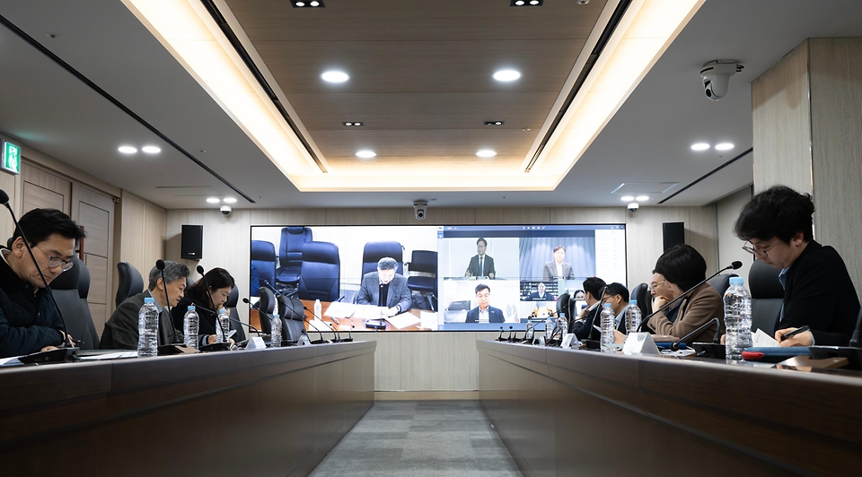 해양수산부 김성범 장관 직무대행이 3월 18일 중동 상황 관련 수출입 물류 점검 회의를 개최하고 있다.