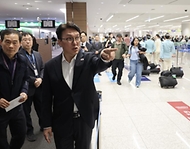 김민석 국무총리가 미국·스위스 순방을 마치고 3월 19일 인천공항을 통해 귀국한 뒤 입국장 안전관리 상황을 점검하고 있다.