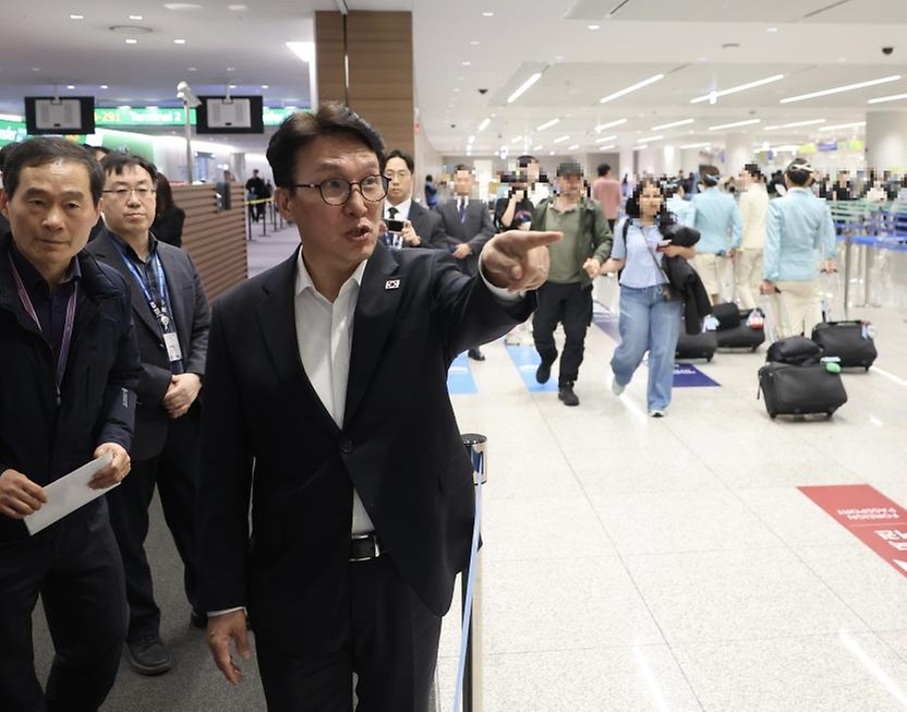 김민석 국무총리가 미국·스위스 순방을 마치고 3월 19일 인천공항을 통해 귀국한 뒤 입국장 안전관리 상황을 점검하고 있다.