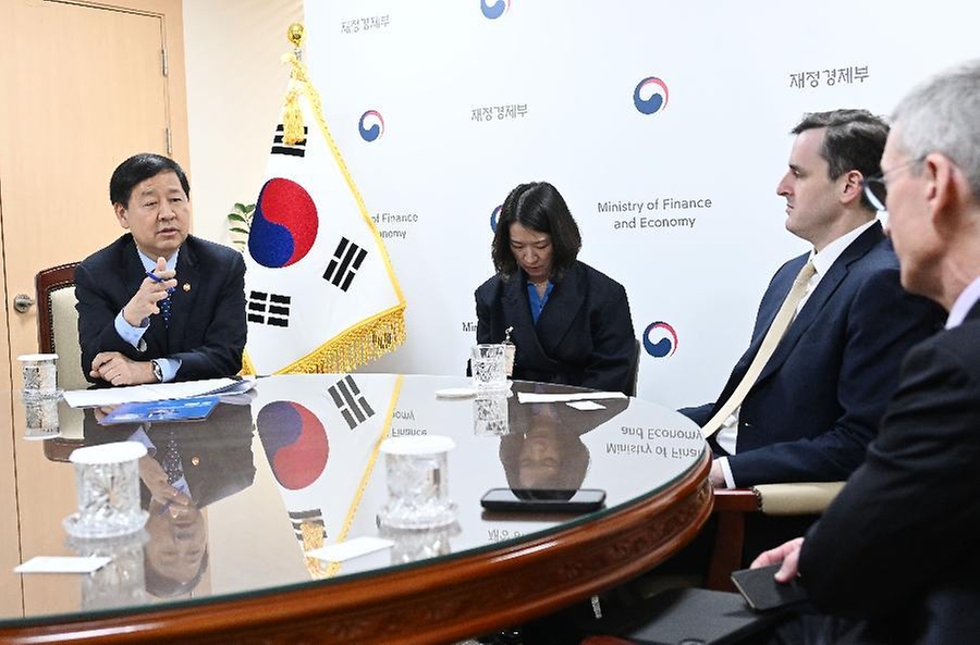 구윤철 부총리 겸 재정경제부 장관이 3월 19일 서울 종로구 정부서울청사에서 댄 카츠 IMF 수석 부총재와 면담을 하고 있다.