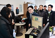 김정관 산업통상부 장관이 3월 19일 범부처 합동점검단과 함께 서울 송파구에 있는 정유사 직영 주유소를 불시에 방문하여 가격, 유통, 품질 등에 불법행위가 있는지 집중적으로 점검하고 있다.