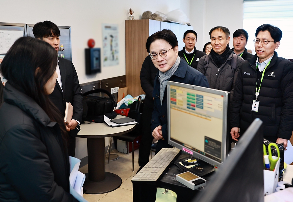 김정관 산업통상부 장관이 3월 19일 범부처 합동점검단과 함께 서울 송파구에 있는 정유사 직영 주유소를 불시에 방문하여 가격, 유통, 품질 등에 불법행위가 있는지 집중적으로 점검하고 있다.