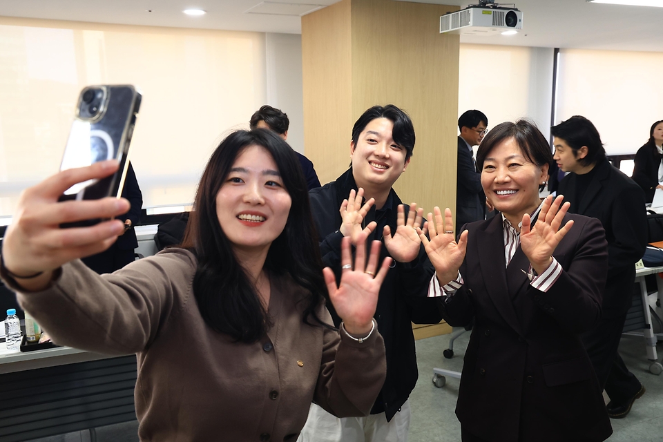 송미령 농림축산식품부 장관이 3월 19일 한국관광공사 서울센터에서 전 세계인이 가장 사랑하는 한식 메뉴인 치킨을 필두로, 전국의 다양한 닭요리와 지역의 다양한 관광 자원을 결합한 'K-치킨벨트(K-미식벨트)' 구축 계획을 발표하고 있다.