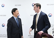 구윤철 부총리 겸 재정경제부 장관이 3월 19일 서울 종로구 정부서울청사에서 댄 카츠 IMF 수석 부총재와 면담에 앞서 대화하고 있다.