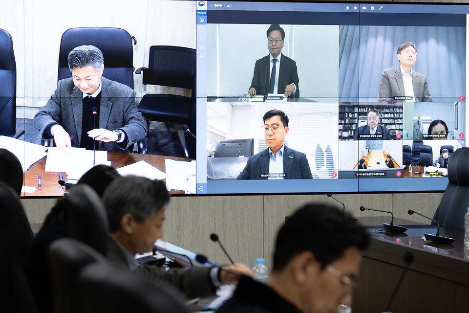 해양수산부 김성범 장관 직무대행이 3월 18일 중동 상황 관련 수출입 물류 점검 회의를 개최하고 있다.