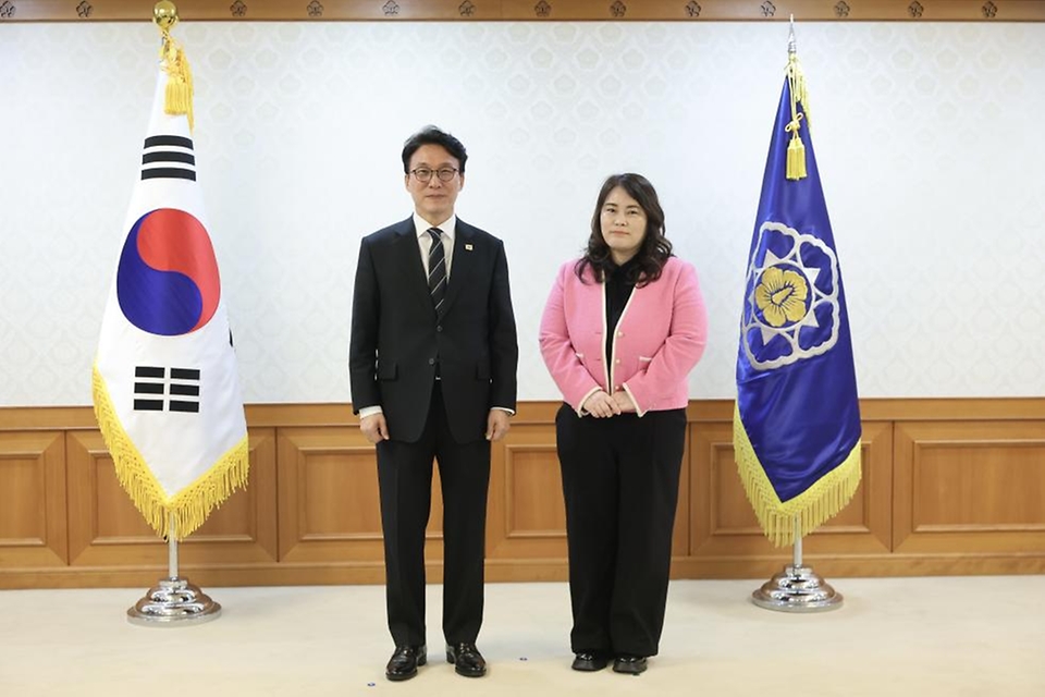 김민석 국무총리가 3월 20일 세종대로 정부서울청사에서 신임 초대형산불 피해지원 및 재건위원회 위원들에게 위촉장을 전달하고 있다.