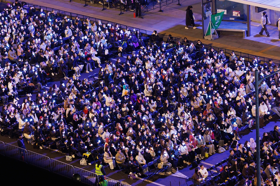 3월 21일 서울 광화문 광장에서 그룹 방탄소년단(BTS)의 정규 5집 '아리랑'(ARIRANG) 발매를 기념해 'BTS 컴백 라이브: 아리랑'(BTS THE COMEBACK LIVE｜ARIRANG) 무료 공연이 진행됐다.