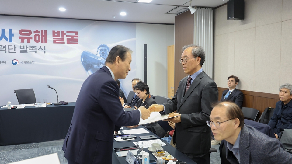 권오을 국가보훈부 장관이 3월 18일 서울시 용산구 서울지방보훈청에서 열린 안중근 의사 유해발굴 민관협력단 발족식에 참석해 인사말씀 후 기념 촬영하고 있다.