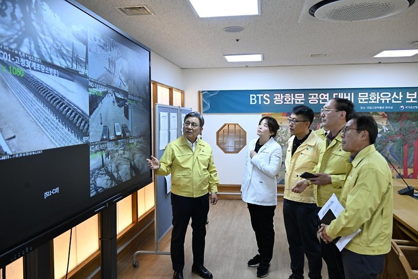 허민 국가유산청장이 3월 19일 BTS 복귀 공연(3월 21일)을 앞두고 대한민국을 대표하는 국보인 숭례문과 공연 본 무대인 광화문 광장 일대에 대해 막바지 안전 점검에 박차를 가하고 있다.