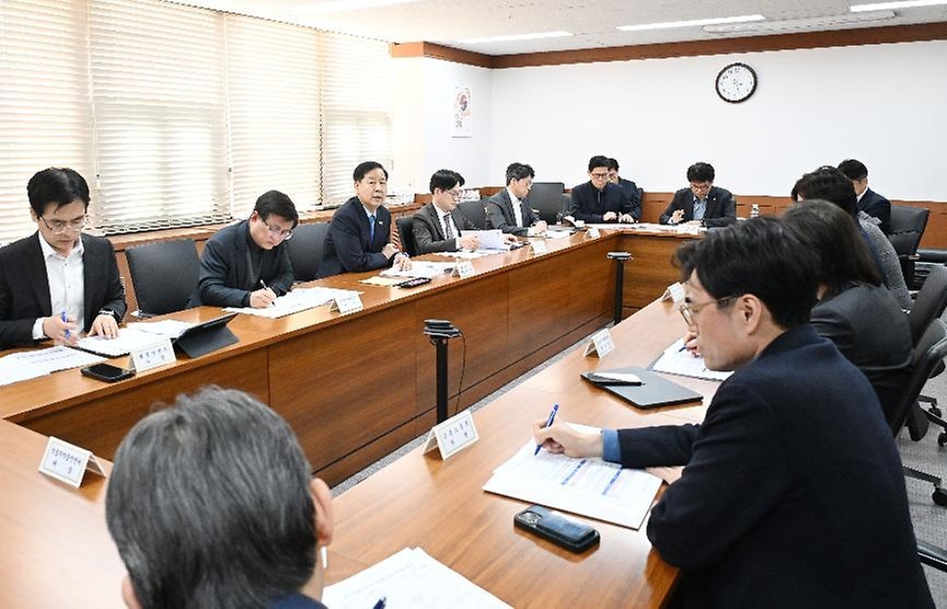 구윤철 부총리 겸 재정경제부 장관이 3월 22일 서울 종로구 정부서울청사에서 중동상황에 따른 고유가 대응 관계장관 간담회를 주재하고 있다.