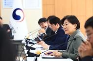 송미령 농림축산식품부 장관이 3월 20일 세종시 정부세종청사에서 중동 상황의 각종 리스크에 대한 선제적 대응 방안을 논의하고자 업계 관계자들과 중동상황 점검회의를 개최하고 있다.