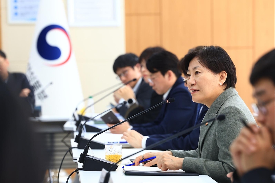 송미령 농림축산식품부 장관이 3월 20일 세종시 정부세종청사에서 중동 상황의 각종 리스크에 대한 선제적 대응 방안을 논의하고자 업계 관계자들과 중동상황 점검회의를 개최하고 있다.