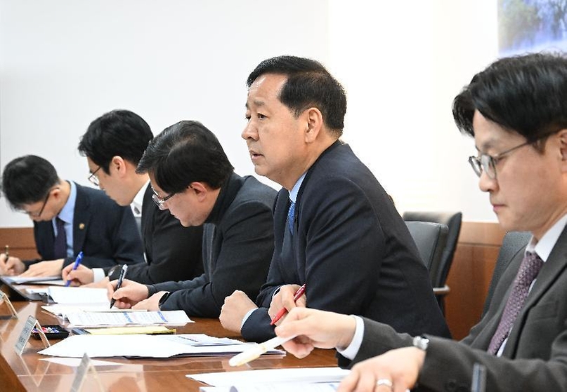 구윤철 부총리 겸 재정경제부 장관이 3월 22일 서울 종로구 정부서울청사에서 중동상황에 따른 고유가 대응 관계장관 간담회를 주재하고 있다.