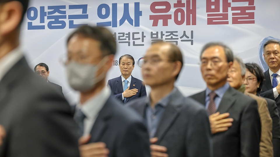 권오을 국가보훈부 장관이 3월 18일 서울시 용산구 서울지방보훈청에서 열린 안중근 의사 유해발굴 민관협력단 발족식에 참석해 인사말씀 후 기념 촬영하고 있다.