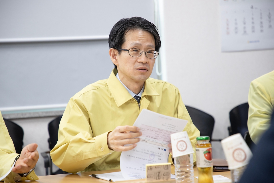 백승보 조달청장이 3월 18일 중동 상황 발생 이후 원자재 가격 변동성이 높아지는 가운데, 알루미늄 제조업체인 하이호경금속(주)을 방문해 알루미늄 수급 현황을 점검하고 현장의 목소리를 청취하고 있다.