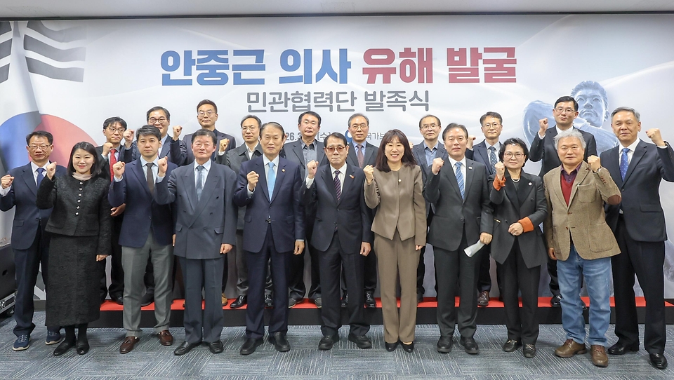 권오을 국가보훈부 장관이 3월 18일 서울시 용산구 서울지방보훈청에서 열린 안중근 의사 유해발굴 민관협력단 발족식에 참석해 인사말씀 후 기념 촬영하고 있다.