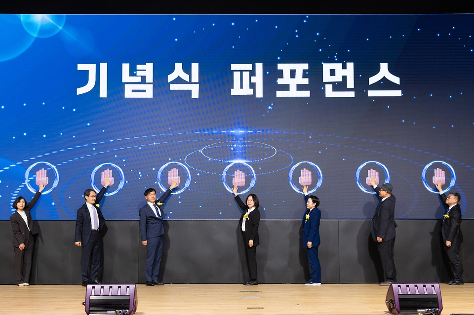 이미선 기상청장이 3월 23일 대전컨벤션센터에서 열린 '2026년 세계기상의 날 기념식'에 참석해 송영일 기후변화학회장, 김철희 한국기상학회장, 황정아 의원, 문창용 대전광역시 환경국장 등 참석자들과 기념식 퍼포먼스를 하고 있다.