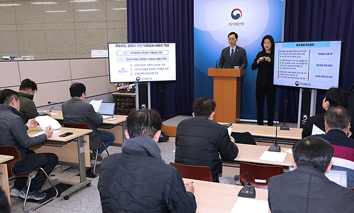 김용선 지식재산처장이 3월 19일 대전 서구 정부대전청사 기자실에서 특허심사 서비스 혁신방안 사전 브리핑을 하고 있다.