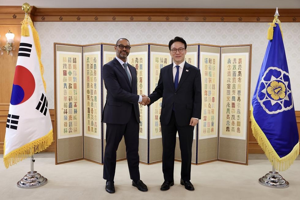 김민석 국무총리가 3월 23일 세종대로 정부서울청사에서 마이클 해리스 뉴욕증권거래소 부회장을 접견, 인사 및 환담을 나누고 있다.