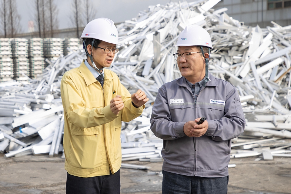백승보 조달청장이 3월 18일 중동 상황 발생 이후 원자재 가격 변동성이 높아지는 가운데, 알루미늄 제조업체인 하이호경금속(주)을 방문해 알루미늄 수급 현황을 점검하고 현장의 목소리를 청취하고 있다.