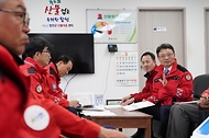 박은식 산림청장이 3월 18일 경남 합천군 산불대응센터를 방문해 산불예방전문진화대원을 격려하고 있다.