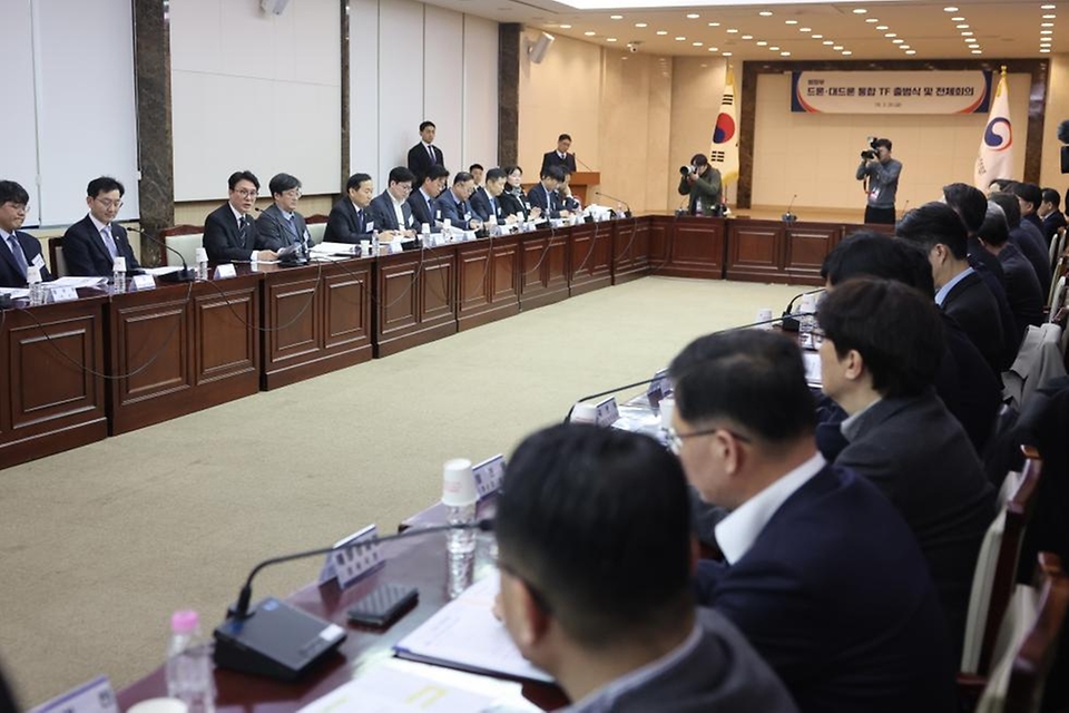 김민석 국무총리가 3월 20일 세종대로 정부서울청사에서 열린 범정부 드론·대드론 통합 TF 회의를 주재하고 있다.