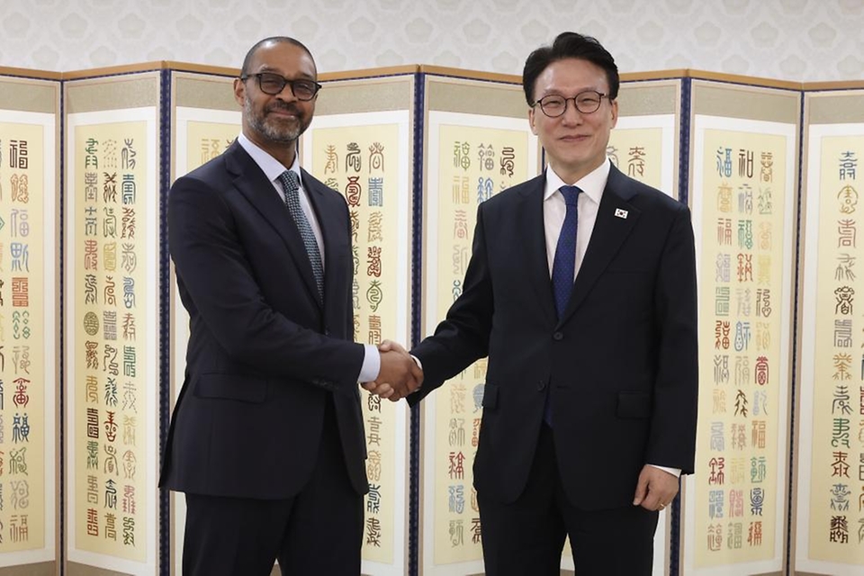 김민석 국무총리가 3월 23일 세종대로 정부서울청사에서 마이클 해리스 뉴욕증권거래소 부회장을 접견, 인사 및 환담을 나누고 있다.