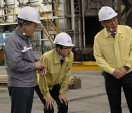 백승보 조달청장이 3월 18일 중동 상황 발생 이후 원자재 가격 변동성이 높아지는 가운데, 알루미늄 제조업체인 하이호경금속(주)을 방문해 알루미늄 수급 현황을 점검하고 현장의 목소리를 청취하고 있다.